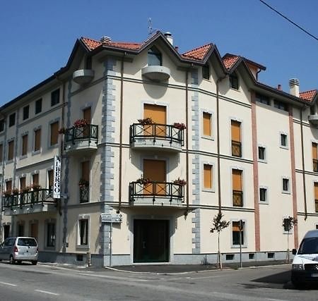 Locanda Sant'Ambrogio Cislago 外观 照片